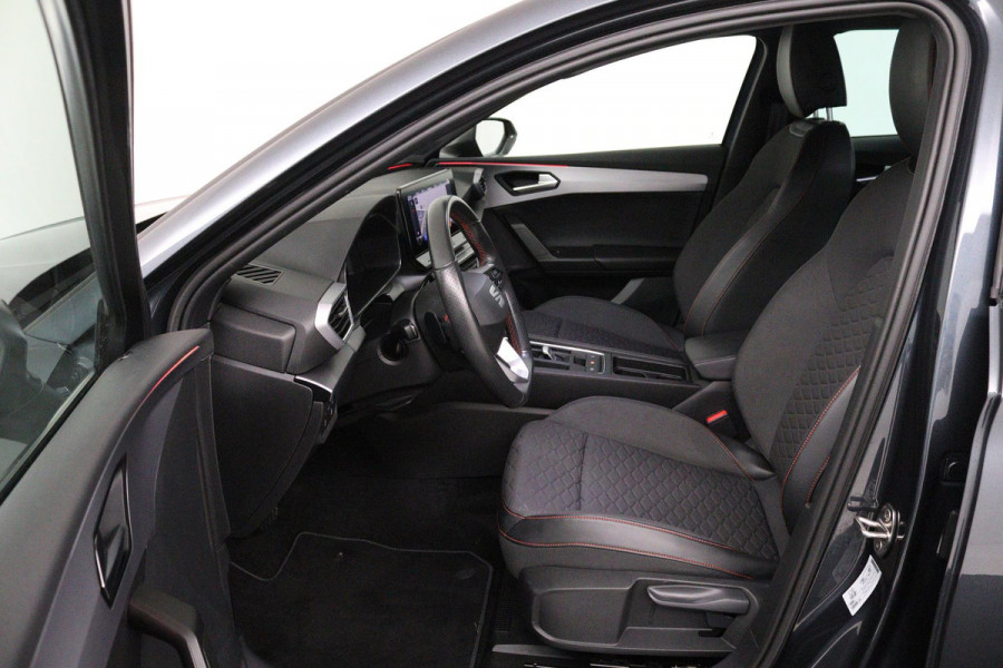 Seat Leon Sportstourer 1.5 eTSI FR (PARKEERSENSOREN, CRUISE, STUURVERWARMING, CAMERA, NAVIGATIE, SFEERVERLICHTING)