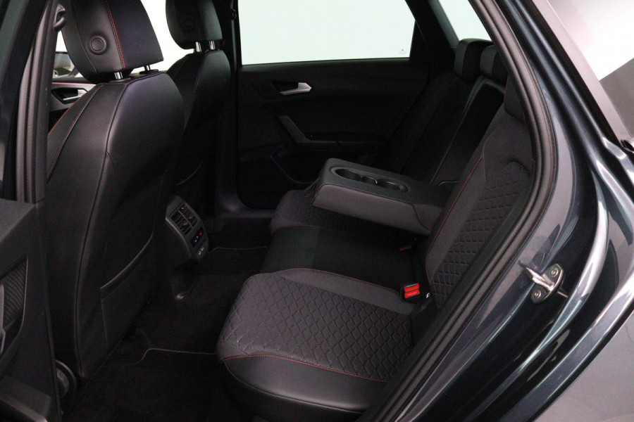 Seat Leon Sportstourer 1.5 eTSI FR (PARKEERSENSOREN, CRUISE, STUURVERWARMING, CAMERA, NAVIGATIE, SFEERVERLICHTING)