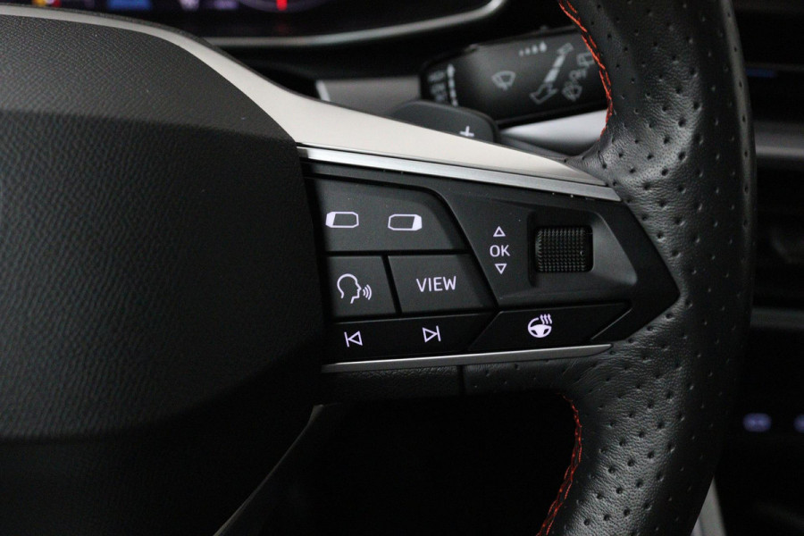 Seat Leon Sportstourer 1.5 eTSI FR (PARKEERSENSOREN, CRUISE, STUURVERWARMING, CAMERA, NAVIGATIE, SFEERVERLICHTING)