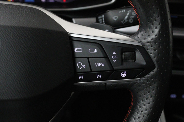 Seat Leon Sportstourer 1.5 eTSI FR (PARKEERSENSOREN, CRUISE, STUURVERWARMING, CAMERA, NAVIGATIE, SFEERVERLICHTING)