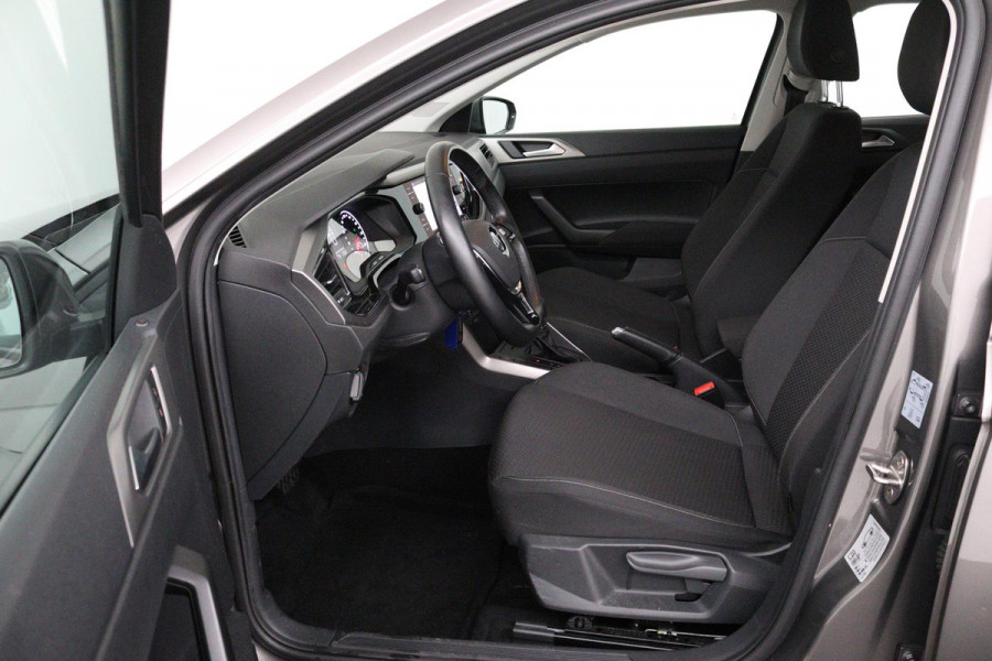 Volkswagen Polo 1.0 TSI Comfortline (NAP, PARKEERSENSOREN, CRUISE CONTROL ADAPTIEF, NAVIGATIE, AUTOMAAT, NL-AUTO)