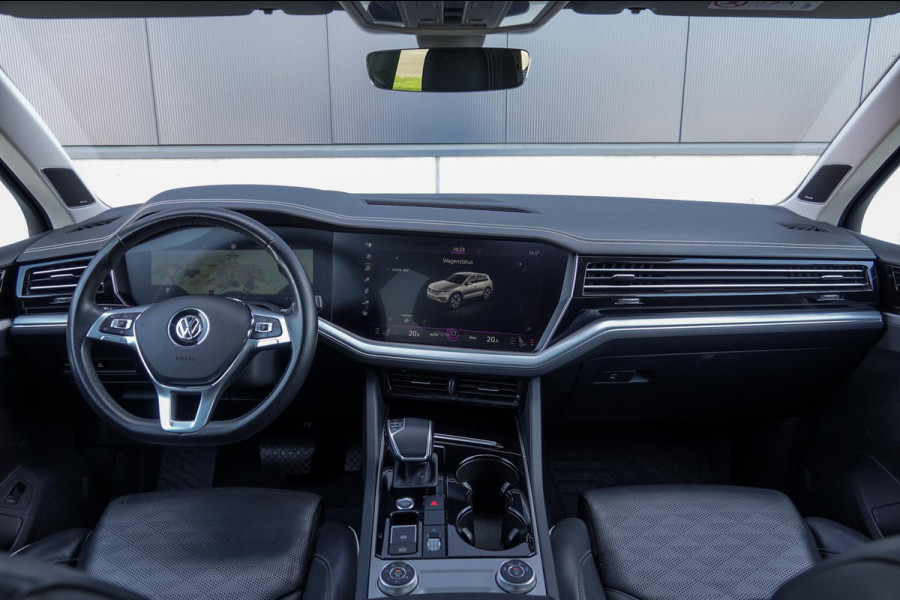 Volkswagen Touareg 3.0 TDI R-Line *Luchtvering / Vierwielbesturing / Stoel-ventilatie + massage / Panorama / Memory / HUD*