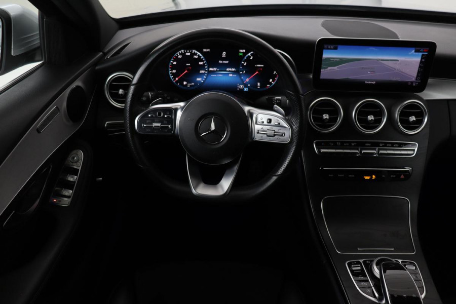Mercedes-Benz C-Klasse 180 AMG Upgrade Edition | Stoelverwarming | Carplay | Matrix LED | Sfeerverlichting | Leder/Alcantara | Navigatie | DAB | Cruise control | Park Assist