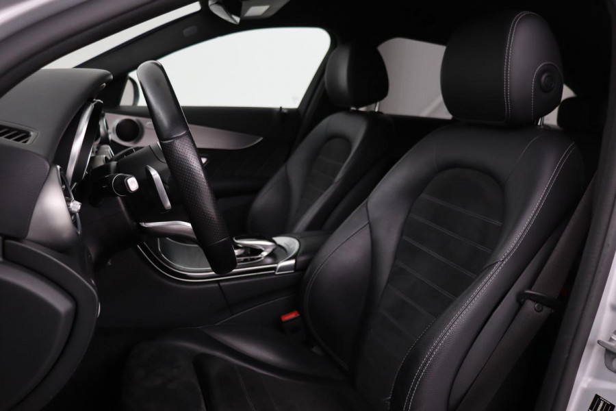 Mercedes-Benz C-Klasse 180 AMG Upgrade Edition | Stoelverwarming | Carplay | Matrix LED | Sfeerverlichting | Leder/Alcantara | Navigatie | DAB | Cruise control | Park Assist