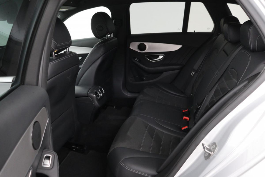 Mercedes-Benz C-Klasse 180 AMG Upgrade Edition | Stoelverwarming | Carplay | Matrix LED | Sfeerverlichting | Leder/Alcantara | Navigatie | DAB | Cruise control | Park Assist