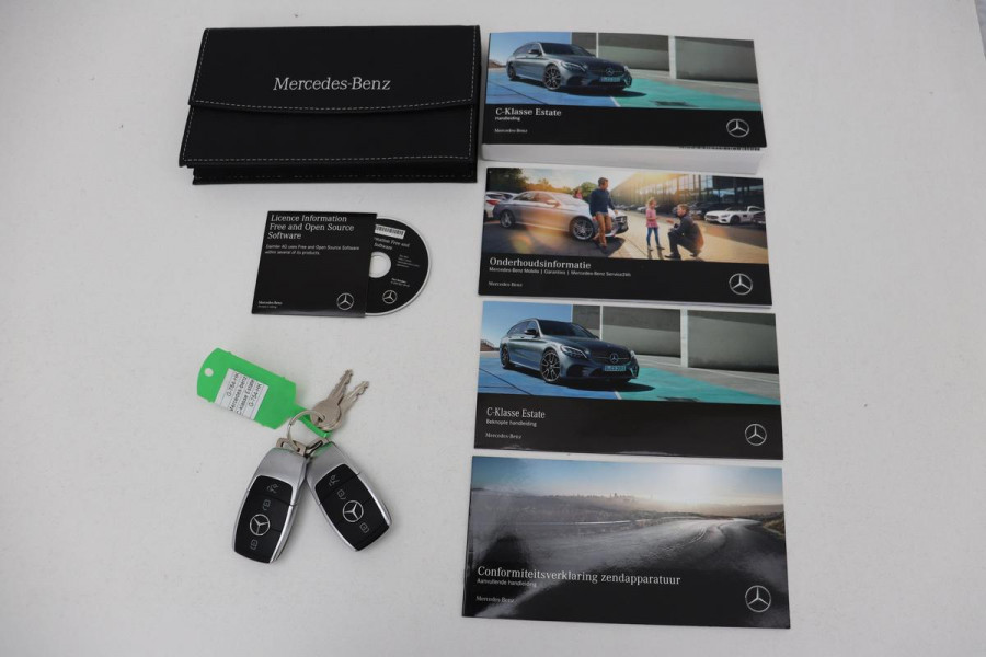 Mercedes-Benz C-Klasse 180 AMG Upgrade Edition | Stoelverwarming | Carplay | Matrix LED | Sfeerverlichting | Leder/Alcantara | Navigatie | DAB | Cruise control | Park Assist