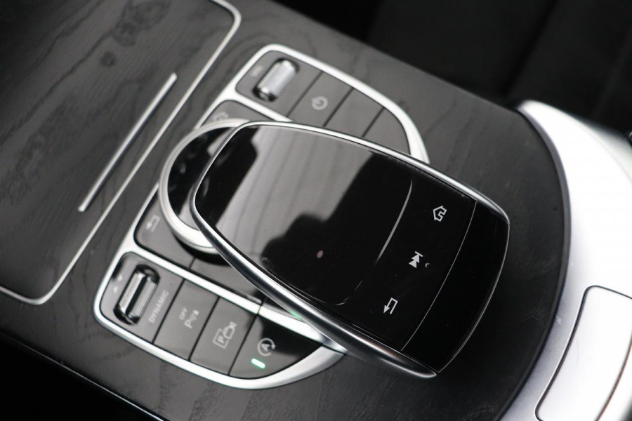 Mercedes-Benz C-Klasse 180 AMG Upgrade Edition | Stoelverwarming | Carplay | Matrix LED | Sfeerverlichting | Leder/Alcantara | Navigatie | DAB | Cruise control | Park Assist