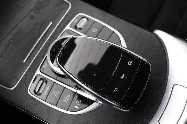 Mercedes-Benz C-Klasse 180 AMG Upgrade Edition | Stoelverwarming | Carplay | Matrix LED | Sfeerverlichting | Leder/Alcantara | Navigatie | DAB | Cruise control | Park Assist