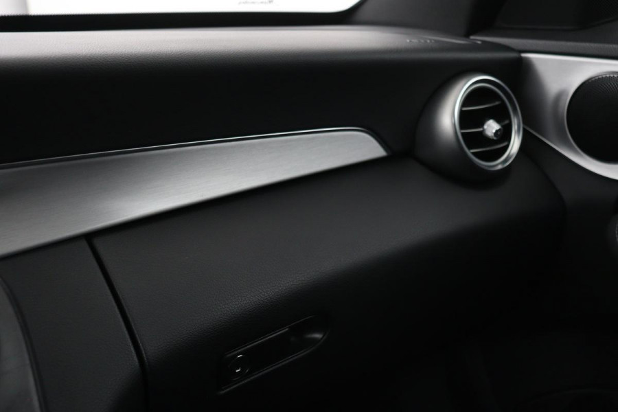 Mercedes-Benz C-Klasse 180 AMG Upgrade Edition | Stoelverwarming | Carplay | Matrix LED | Sfeerverlichting | Leder/Alcantara | Navigatie | DAB | Cruise control | Park Assist