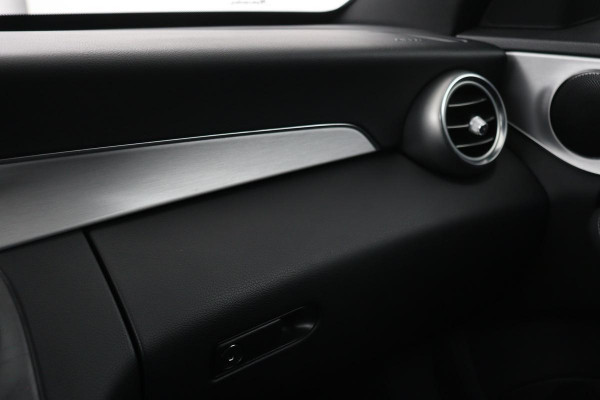 Mercedes-Benz C-Klasse 180 AMG Upgrade Edition | Stoelverwarming | Carplay | Matrix LED | Sfeerverlichting | Leder/Alcantara | Navigatie | DAB | Cruise control | Park Assist