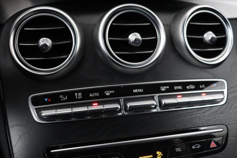 Mercedes-Benz C-Klasse 180 AMG Upgrade Edition | Stoelverwarming | Carplay | Matrix LED | Sfeerverlichting | Leder/Alcantara | Navigatie | DAB | Cruise control | Park Assist
