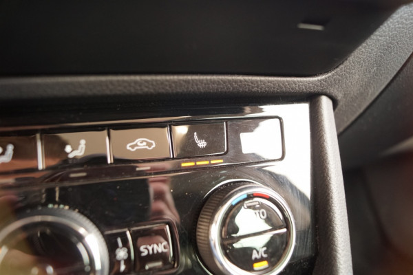 Škoda Superb Combi 1.5 TSI 150pk DSG Business Edition -PANO-LEER-