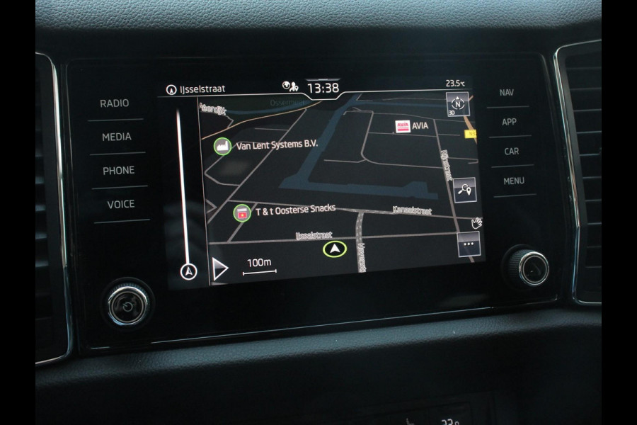 Škoda Kodiaq 1.5 TSI 150pk Automaat Business Edition 5p Panorama dak Trekhaak Wegklapbaar Digitale Cockpit Navigatie Climate Control Half Lederen bekleding Parkeer sensoren