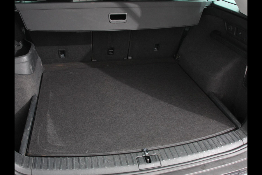 Škoda Kodiaq 1.5 TSI 150pk Automaat Business Edition 5p Panorama dak Trekhaak Wegklapbaar Digitale Cockpit Navigatie Climate Control Half Lederen bekleding Parkeer sensoren