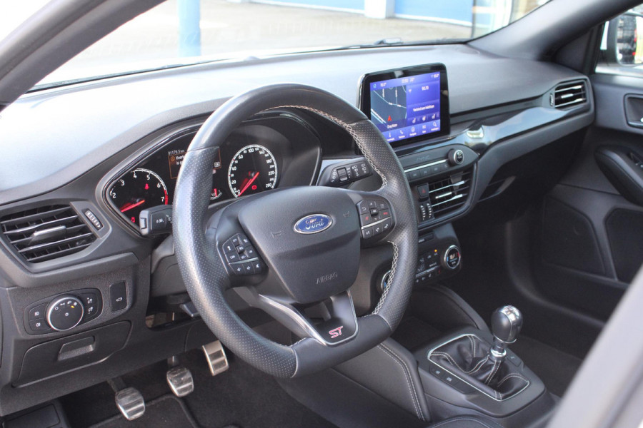Ford FOCUS Wagon 2.3 EcoBoost ST-3 | Panoramadak |  Adaptive cruise control | Winter Pack | Camera | Trekhaak | Elektrische achterklep