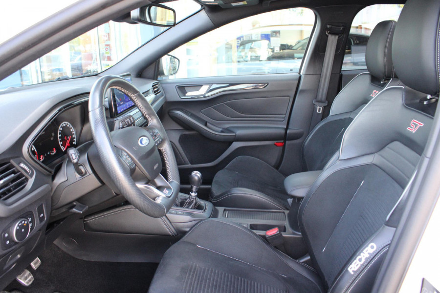 Ford FOCUS Wagon 2.3 EcoBoost ST-3 | Panoramadak |  Adaptive cruise control | Winter Pack | Camera | Trekhaak | Elektrische achterklep