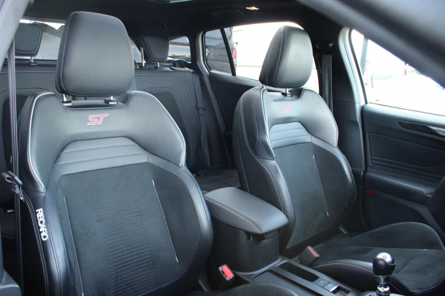 Ford FOCUS Wagon 2.3 EcoBoost ST-3 | Panoramadak |  Adaptive cruise control | Winter Pack | Camera | Trekhaak | Elektrische achterklep