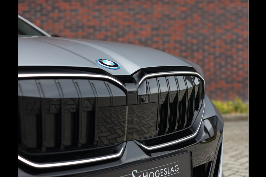 BMW 5 Serie Touring 530e xDrive *M Performance*B&W*HUD*Trekhaak*Pano*