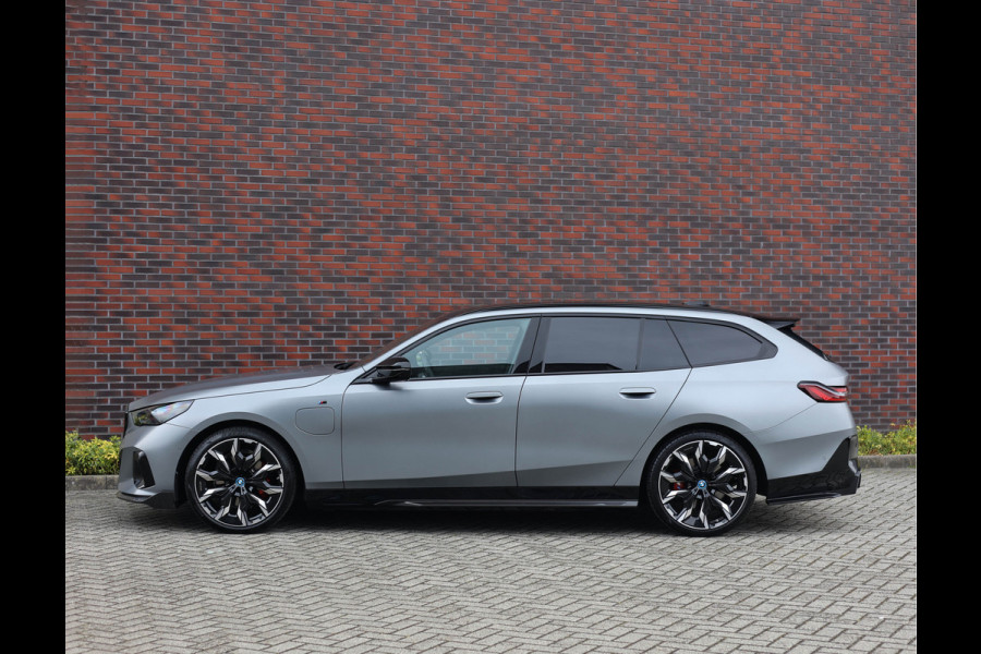 BMW 5 Serie Touring 530e xDrive *M Performance*B&W*HUD*Trekhaak*Pano*