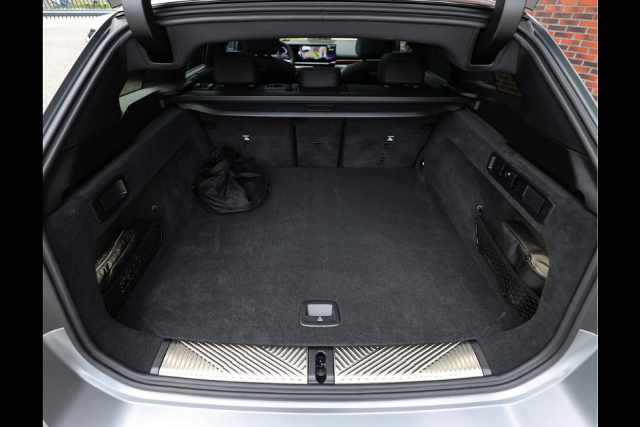 BMW 5 Serie Touring 530e xDrive *M Performance*B&W*HUD*Trekhaak*Pano*