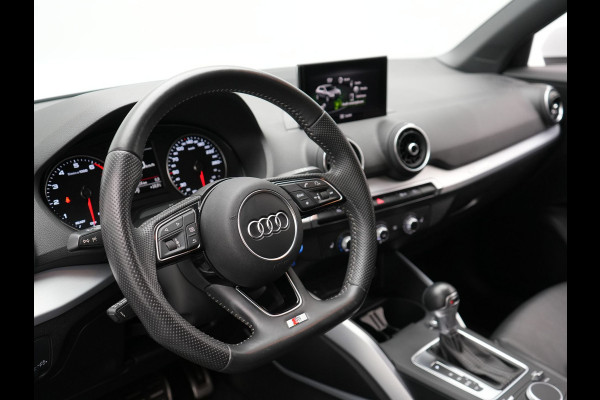 Audi Q2 35 TFSI 2x S Line 150pk | Camera | LED | Carplay | Sportsoelen Half Leder | Stoelverwarming | Cruise Control | 18'' L.M. | DAB |