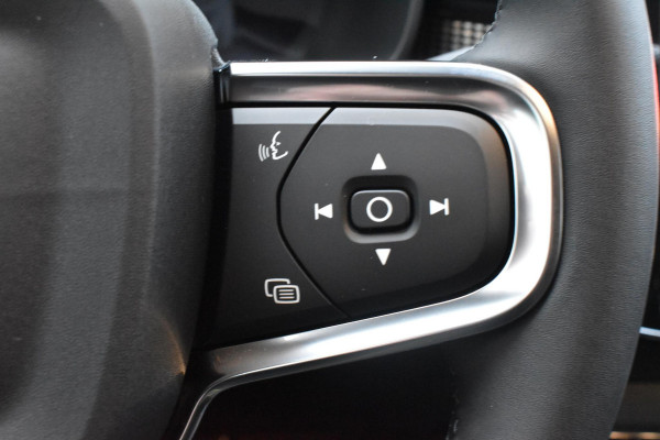 Volvo XC40 B4 211PK Automaat Plus Dark / Lighting Pack / Pixel led / 20'' Velgen / Donker getint glas