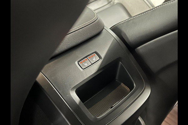 Volvo XC60 Recharge T6 AWD R-Design Open dak | Trekhaak | Adapt. Cruise c. | BLIS | Keyless | Stoelverwarming V+A
