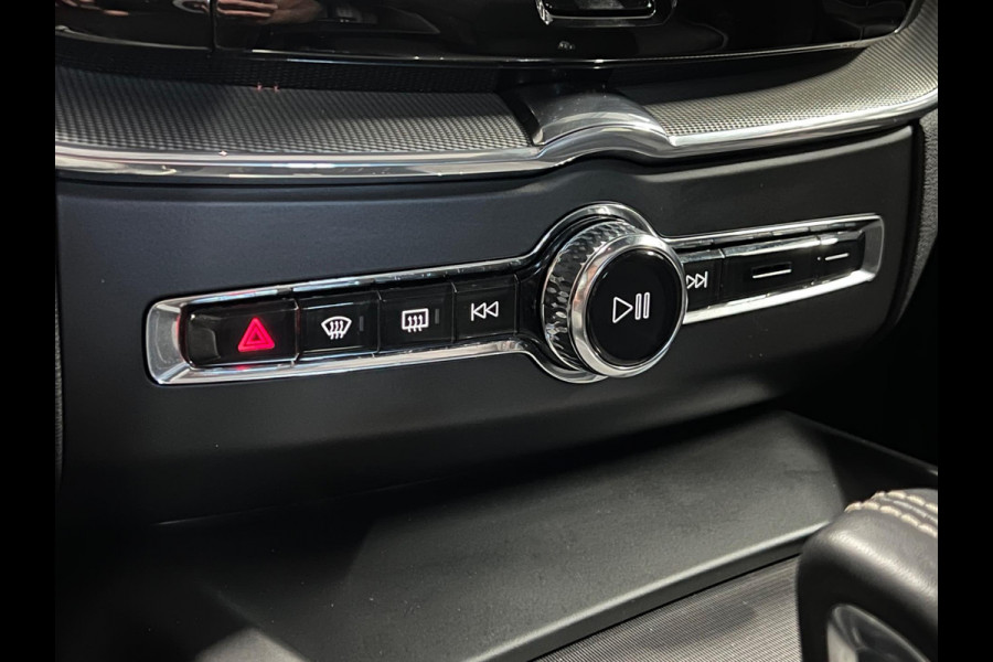 Volvo XC60 Recharge T6 AWD R-Design Open dak | Trekhaak | Adapt. Cruise c. | BLIS | Keyless | Stoelverwarming V+A