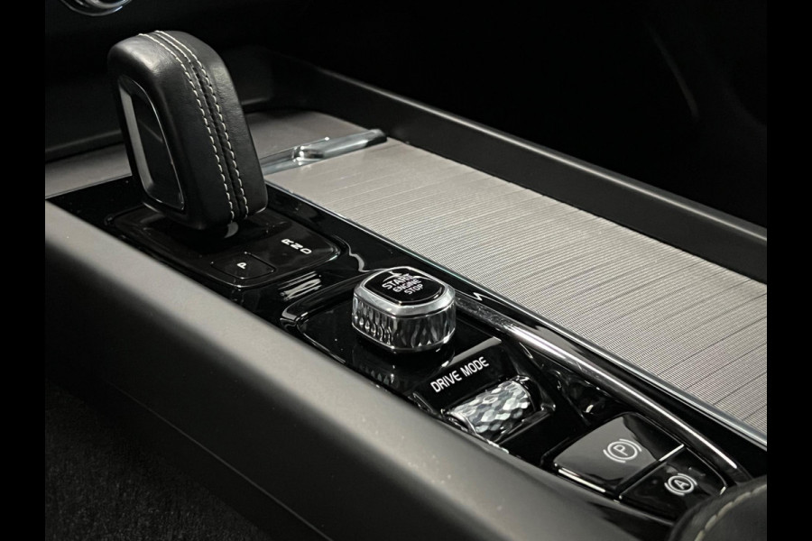 Volvo XC60 Recharge T6 AWD R-Design Open dak | Trekhaak | Adapt. Cruise c. | BLIS | Keyless | Stoelverwarming V+A