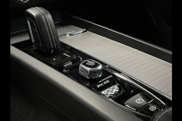 Volvo XC60 Recharge T6 AWD R-Design Open dak | Trekhaak | Adapt. Cruise c. | BLIS | Keyless | Stoelverwarming V+A