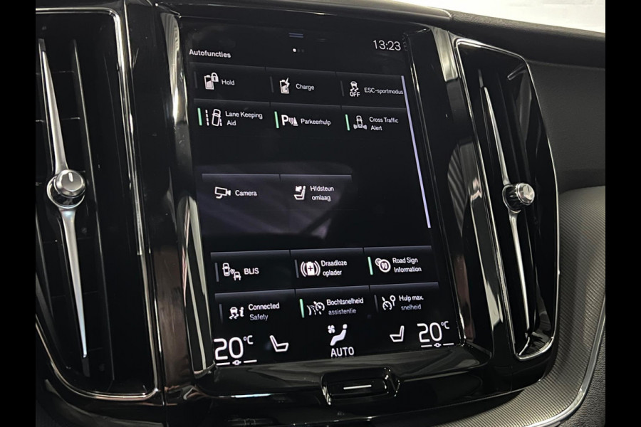 Volvo XC60 Recharge T6 AWD R-Design Open dak | Trekhaak | Adapt. Cruise c. | BLIS | Keyless | Stoelverwarming V+A