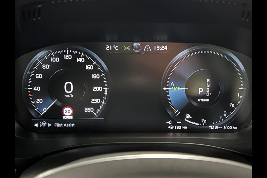 Volvo XC60 Recharge T6 AWD R-Design Open dak | Trekhaak | Adapt. Cruise c. | BLIS | Keyless | Stoelverwarming V+A