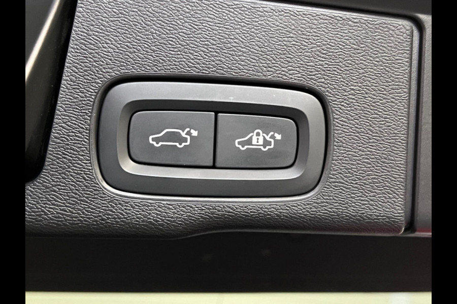 Volvo XC60 Recharge T6 AWD R-Design Open dak | Trekhaak | Adapt. Cruise c. | BLIS | Keyless | Stoelverwarming V+A