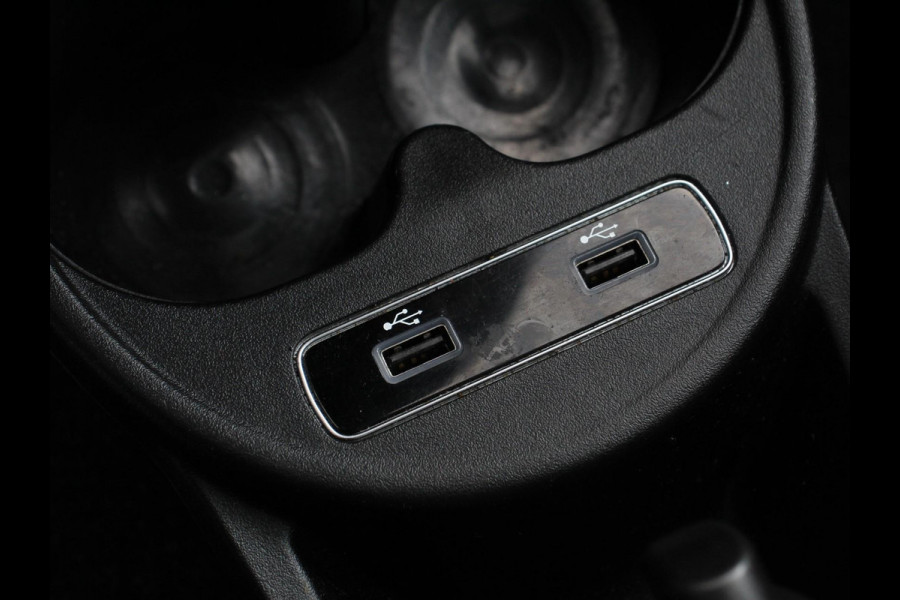 Fiat 500 1.0 Hybrid Dolcevita Finale Panorama dak Cruise Control Climate Control Dab Digitale Cockpit Navigatie Apple Carplay/Android Auto Parkeer Sensoren  Lichtmetalen Velgen Cruise Control