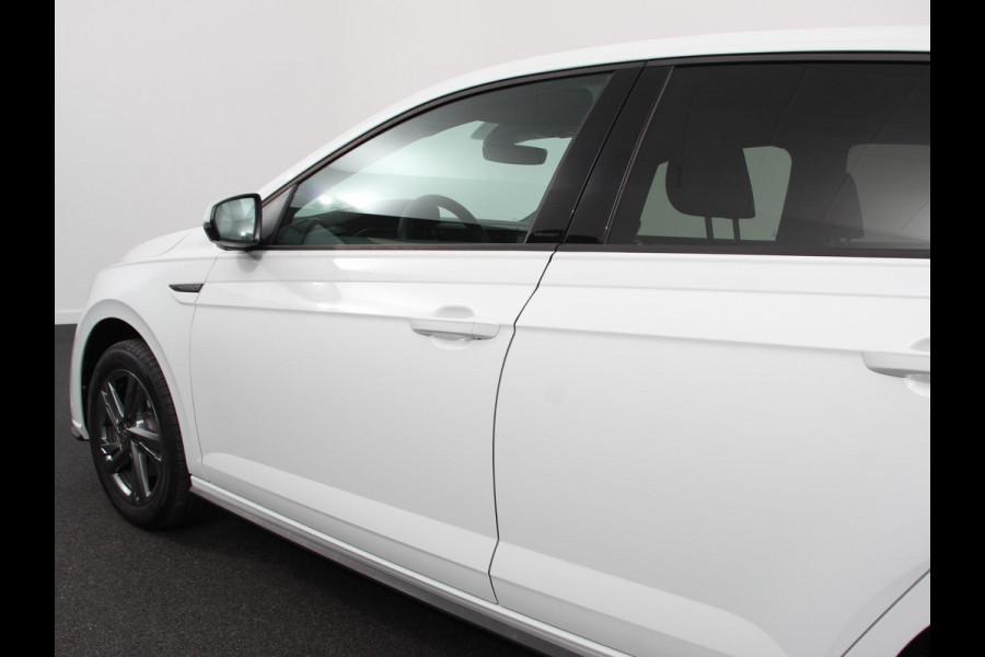 Volkswagen Polo 1.0 TSI DSG R-Line Black Pack Navigatie Apple Carplay/Android Auto Adaptive Cruise Control Parkeersensoren Stoelverwarming Virtual Cockpit Ledverlichting Climate Control
