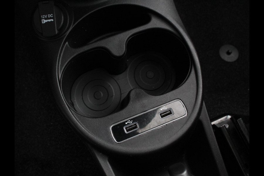 Fiat 500 1.0 Hybrid Dolcevita Finale Panorama dak Climate Control Cruise Control Navigatie Apple Carplay/Android Auto Dab Digitale Cockpit Parkeer Sensoren  Lichtmetalen Velgen Led