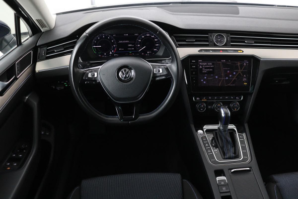 Volkswagen Passat 1.4 TSI PHEV GTE | Head-Up | Stoelverwarming | 360 camera | Trekhaak | Keyless | Carplay | Dynamic Chassis Control | Full LED | Massage | Navigatie | Active Info Display