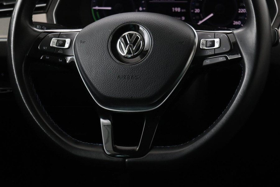 Volkswagen Passat 1.4 TSI PHEV GTE | Head-Up | Stoelverwarming | 360 camera | Trekhaak | Keyless | Carplay | Dynamic Chassis Control | Full LED | Massage | Navigatie | Active Info Display