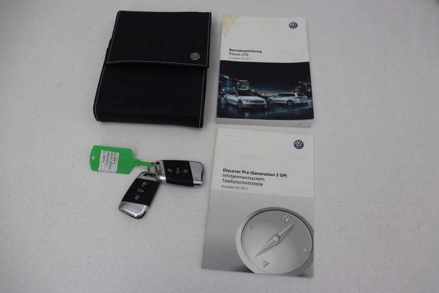 Volkswagen Passat 1.4 TSI PHEV GTE | Head-Up | Stoelverwarming | 360 camera | Trekhaak | Keyless | Carplay | Dynamic Chassis Control | Full LED | Massage | Navigatie | Active Info Display