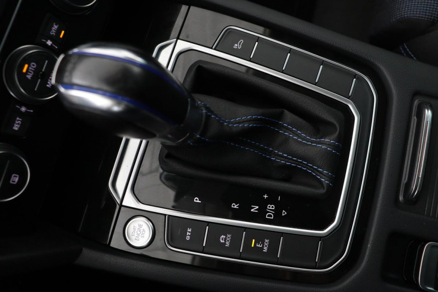 Volkswagen Passat 1.4 TSI PHEV GTE | Head-Up | Stoelverwarming | 360 camera | Trekhaak | Keyless | Carplay | Dynamic Chassis Control | Full LED | Massage | Navigatie | Active Info Display