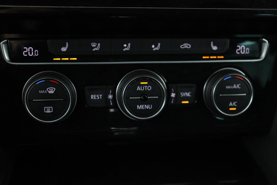 Volkswagen Passat 1.4 TSI PHEV GTE | Head-Up | Stoelverwarming | 360 camera | Trekhaak | Keyless | Carplay | Dynamic Chassis Control | Full LED | Massage | Navigatie | Active Info Display