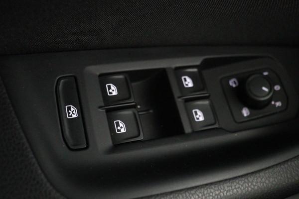 Volkswagen Passat 1.4 TSI PHEV GTE | Head-Up | Stoelverwarming | 360 camera | Trekhaak | Keyless | Carplay | Dynamic Chassis Control | Full LED | Massage | Navigatie | Active Info Display