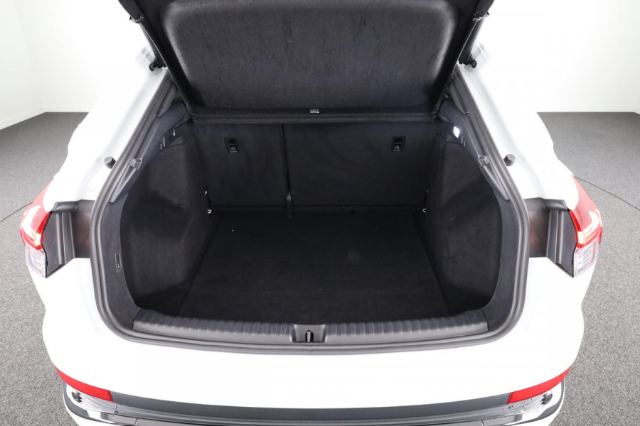 Audi Q4 Sportback e-tron 40 S edition 77 kWh 204pk | Trekhaak | 21 inch lichtmetalen velgen | Parkeercamera | Optiekpakket zwart