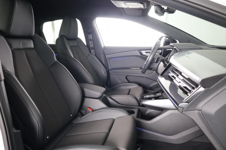 Audi Q4 Sportback e-tron 40 S edition 77 kWh 204pk | Trekhaak | 21 inch lichtmetalen velgen | Parkeercamera | Optiekpakket zwart