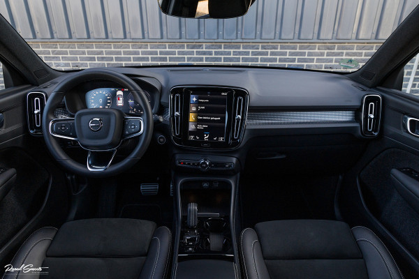 Volvo XC40 1.5 T4 Recharge R-Design | Zwenkbare Trekhaak | Apple carplay | Cruise control | Dab |