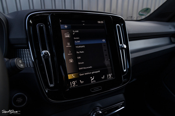 Volvo XC40 1.5 T4 Recharge R-Design | Zwenkbare Trekhaak | Apple carplay | Cruise control | Dab |
