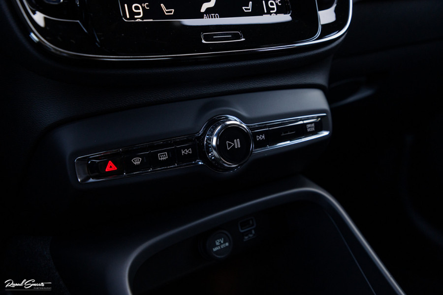 Volvo XC40 1.5 T4 Recharge R-Design | Zwenkbare Trekhaak | Apple carplay | Cruise control | Dab |