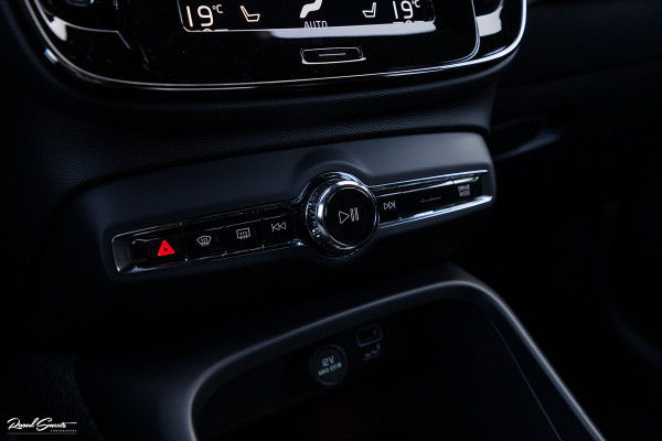 Volvo XC40 1.5 T4 Recharge R-Design | Zwenkbare Trekhaak | Apple carplay | Cruise control | Dab |