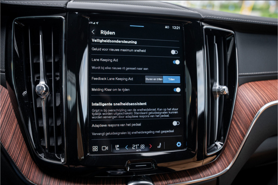 Volvo XC60 2.0 T6 Plug-in hybrid AWD Ultra Bright - Massage - B&W - HUD NP 85K