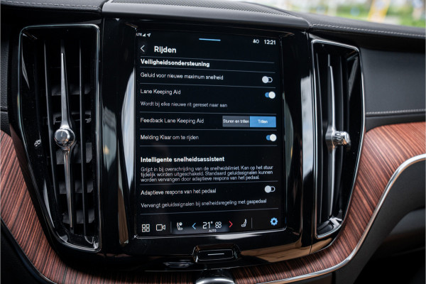 Volvo XC60 2.0 T6 Plug-in hybrid AWD Ultra Bright - Massage - B&W - HUD NP 85K